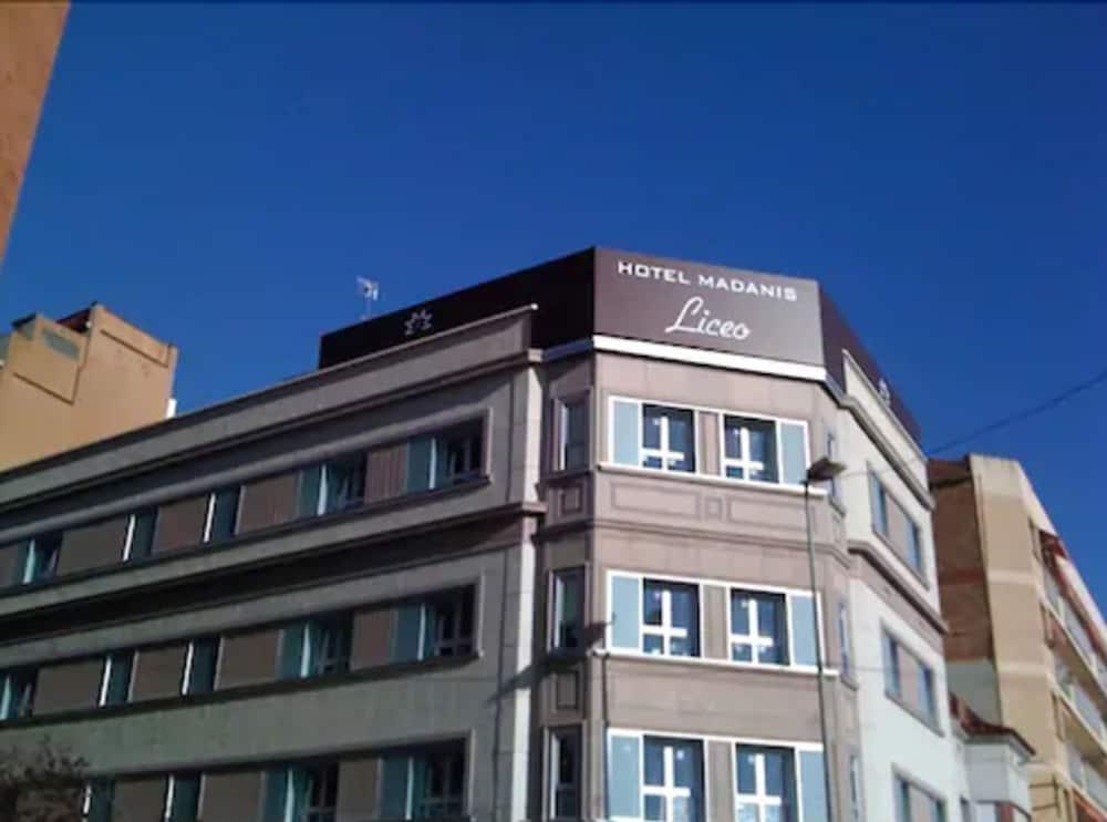 Hotel Madanis Liceo L'Hospitalet de Llobregat Bagian luar foto