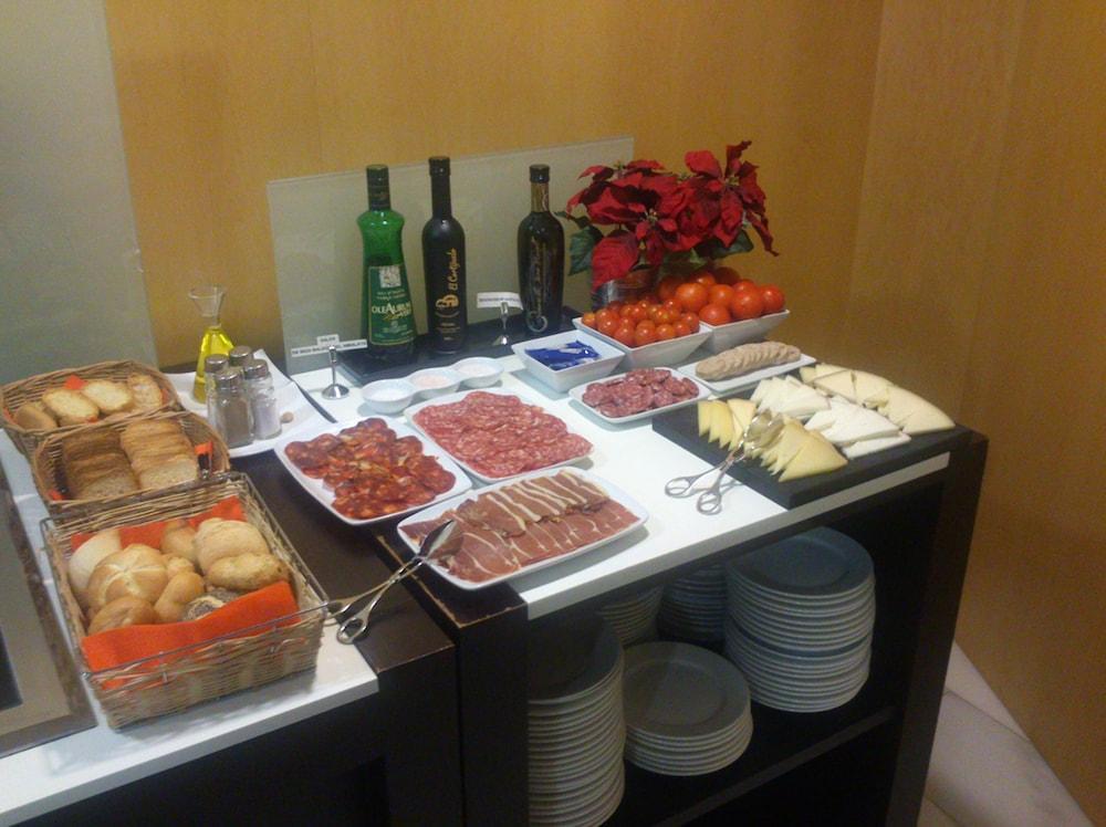 Hotel Madanis Liceo L'Hospitalet de Llobregat Bagian luar foto