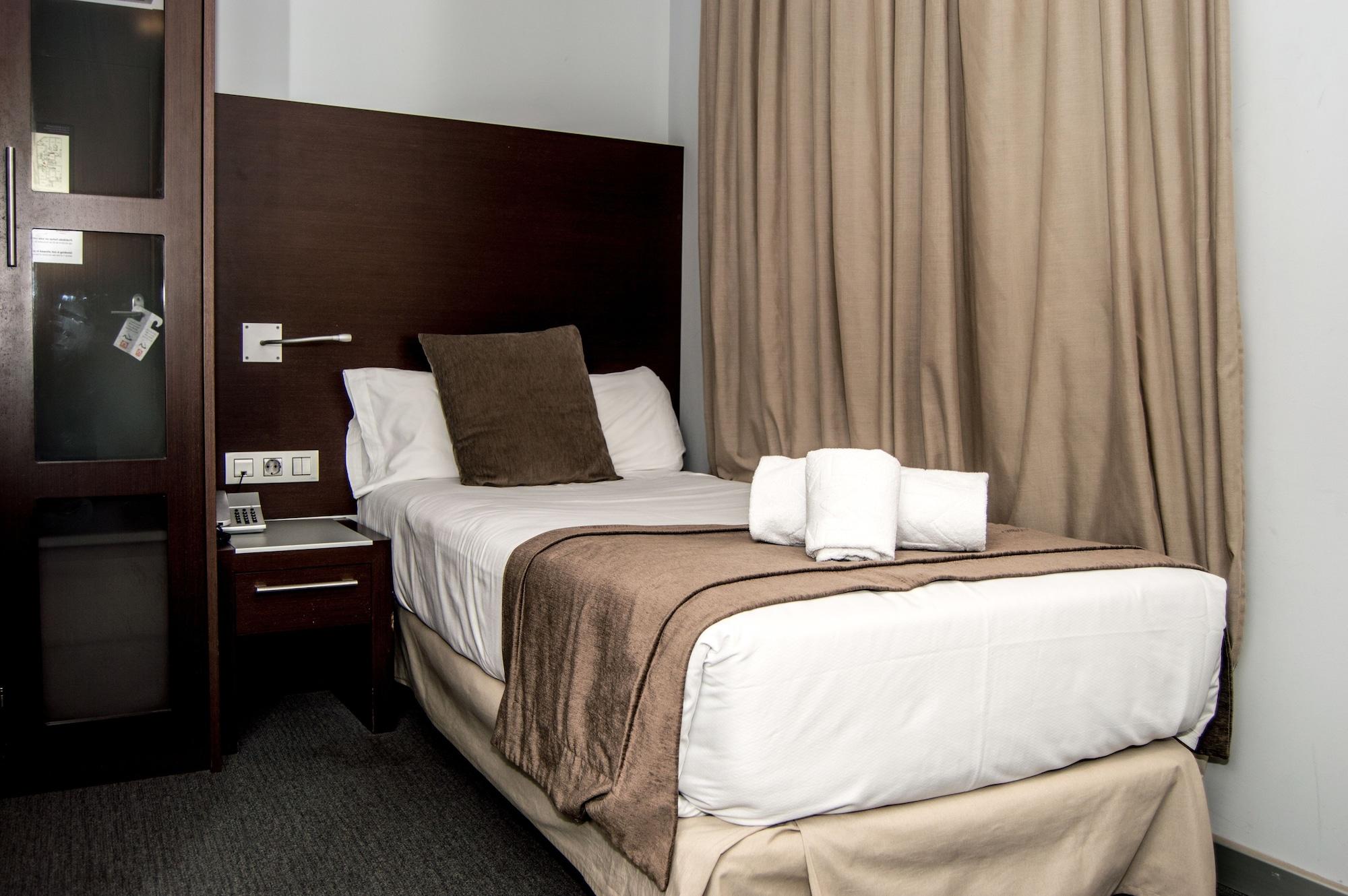 Hotel Madanis Liceo L'Hospitalet de Llobregat Bagian luar foto