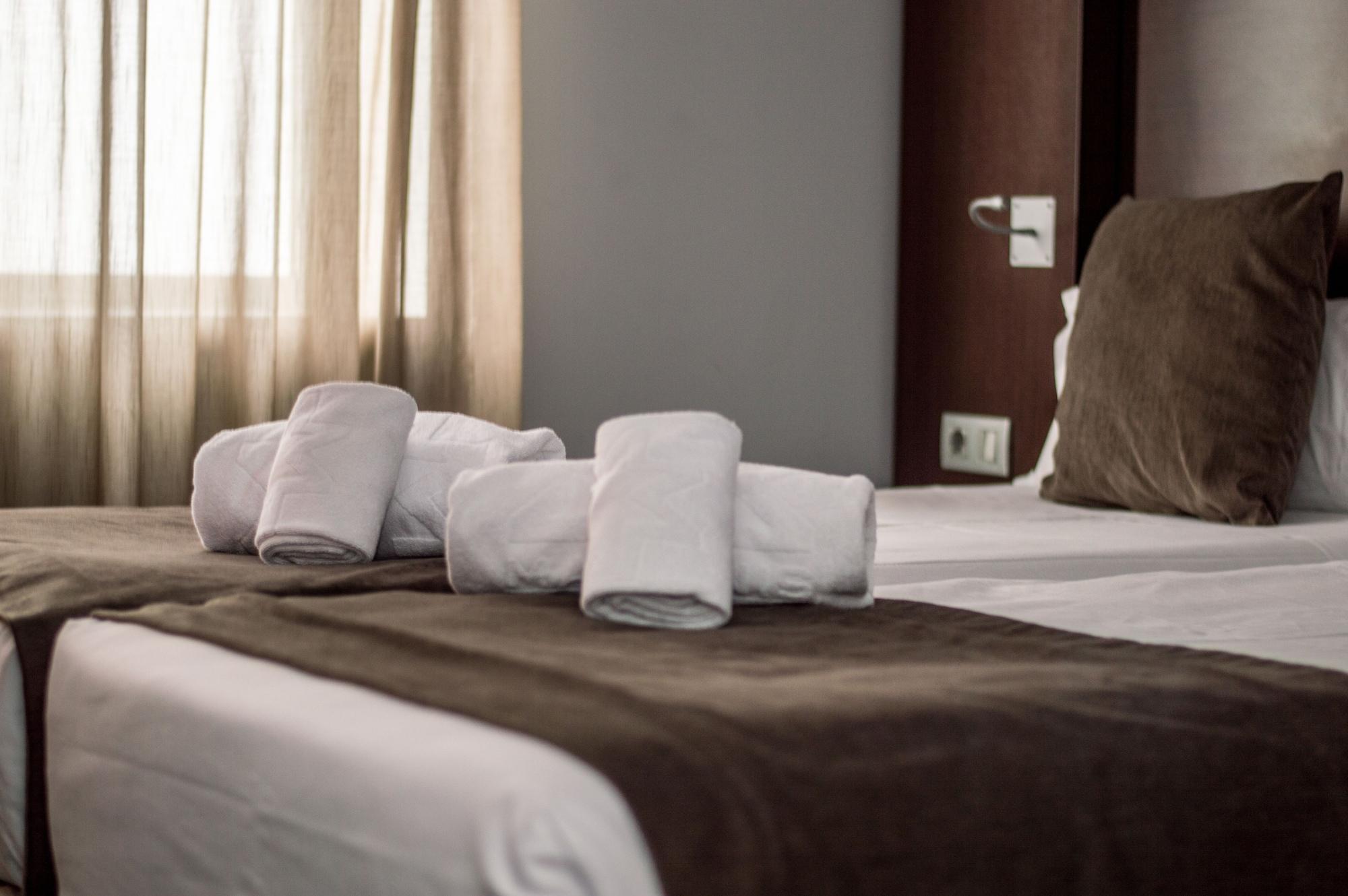 Hotel Madanis Liceo L'Hospitalet de Llobregat Bagian luar foto