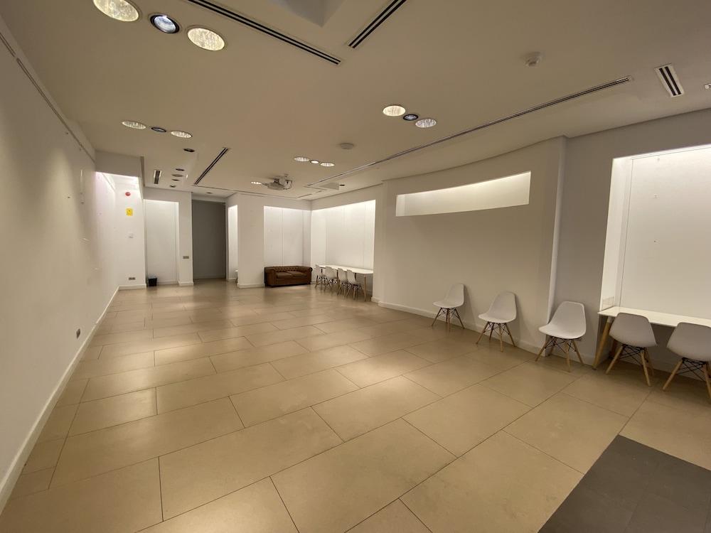 Hotel Madanis Liceo L'Hospitalet de Llobregat Bagian luar foto