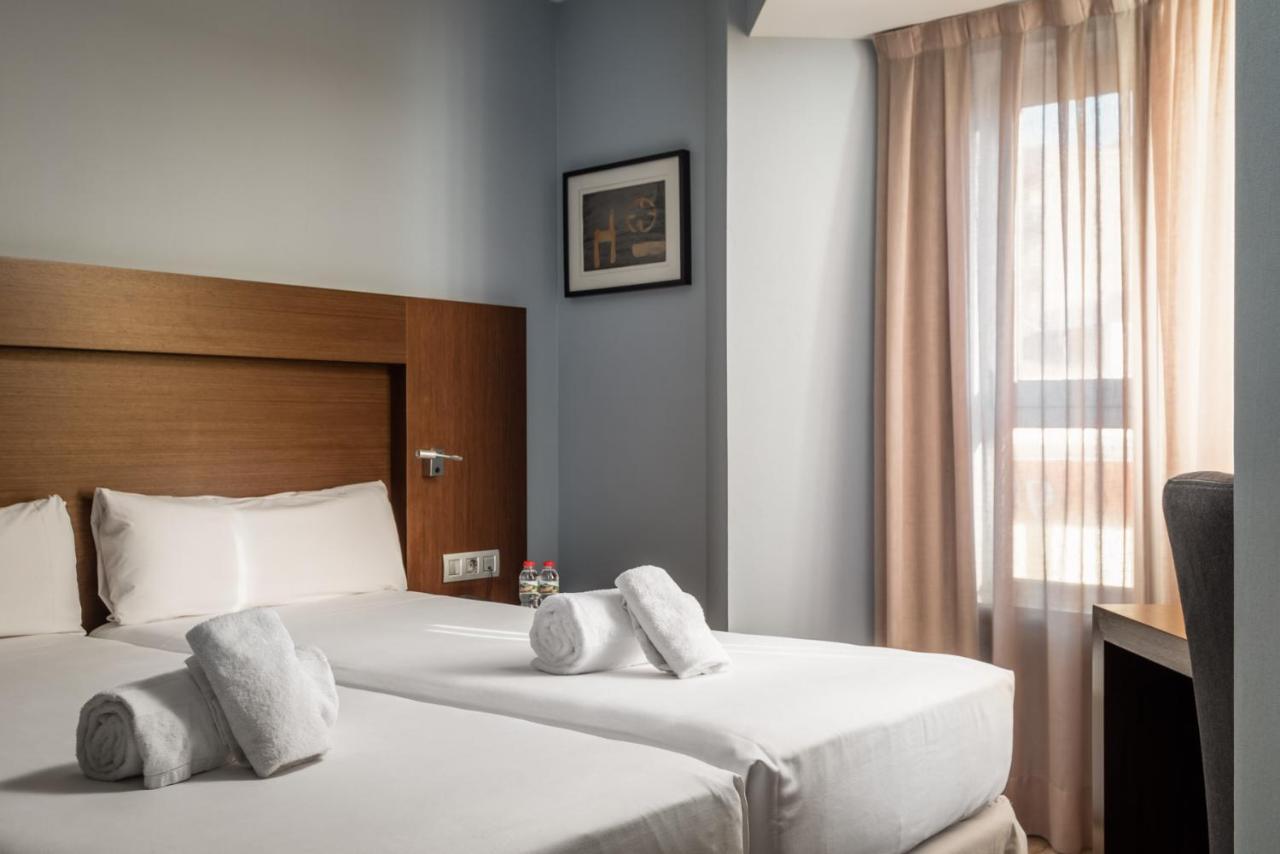Hotel Madanis Liceo L'Hospitalet de Llobregat Bagian luar foto