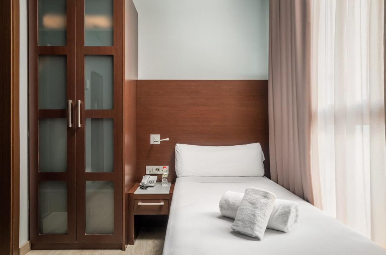 Hotel Madanis Liceo L'Hospitalet de Llobregat Bagian luar foto