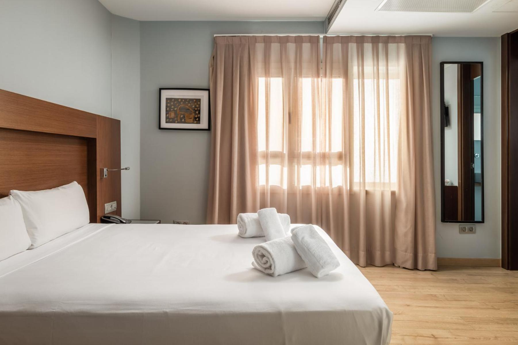 Hotel Madanis Liceo L'Hospitalet de Llobregat Bagian luar foto