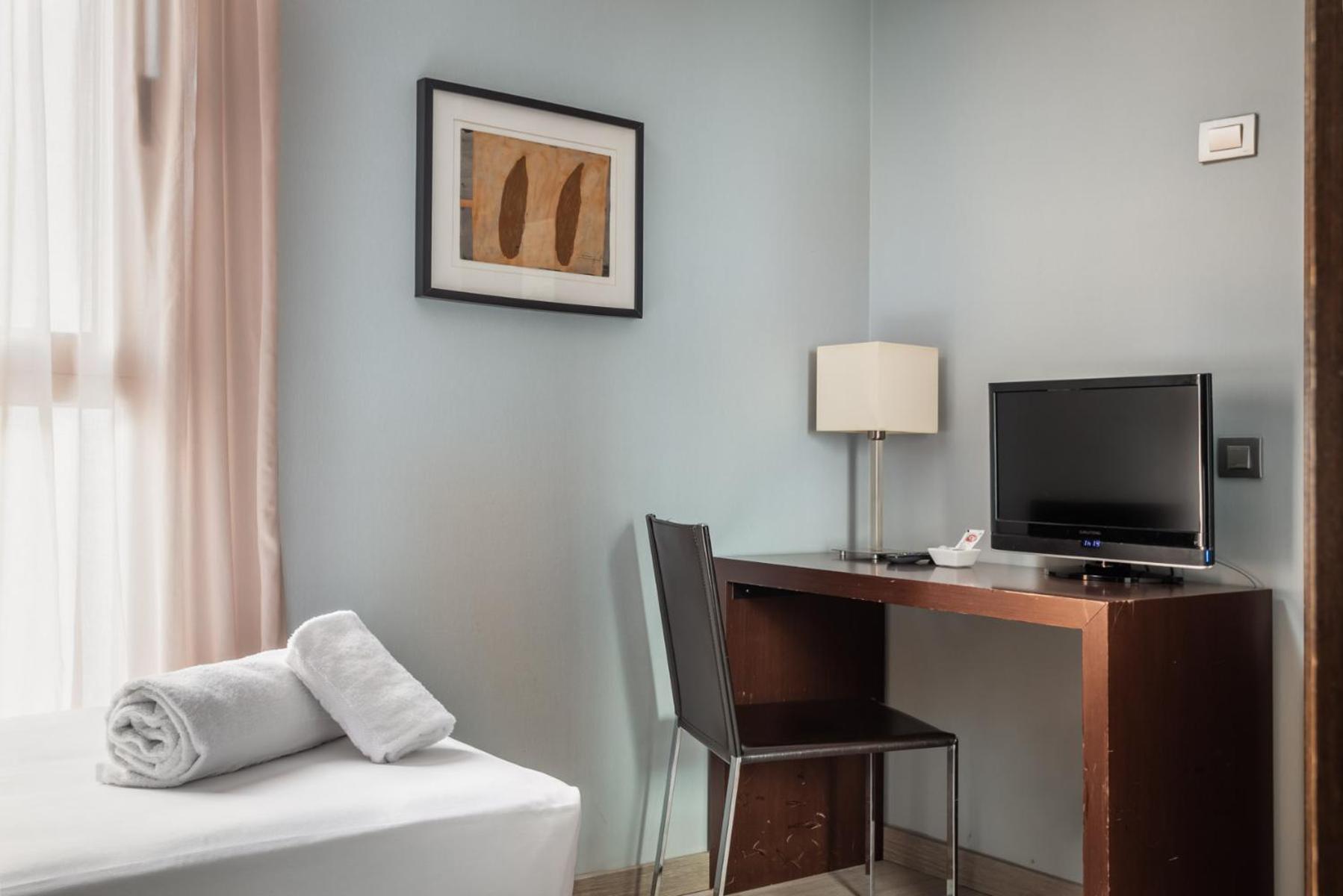 Hotel Madanis Liceo L'Hospitalet de Llobregat Bagian luar foto