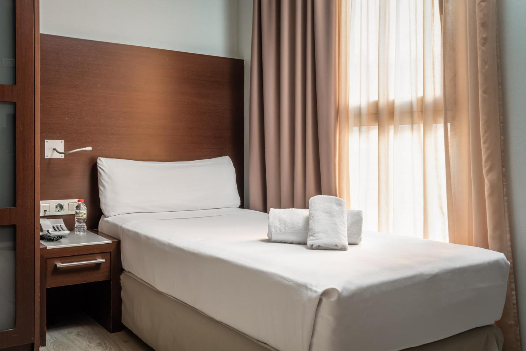 Hotel Madanis Liceo L'Hospitalet de Llobregat Bagian luar foto