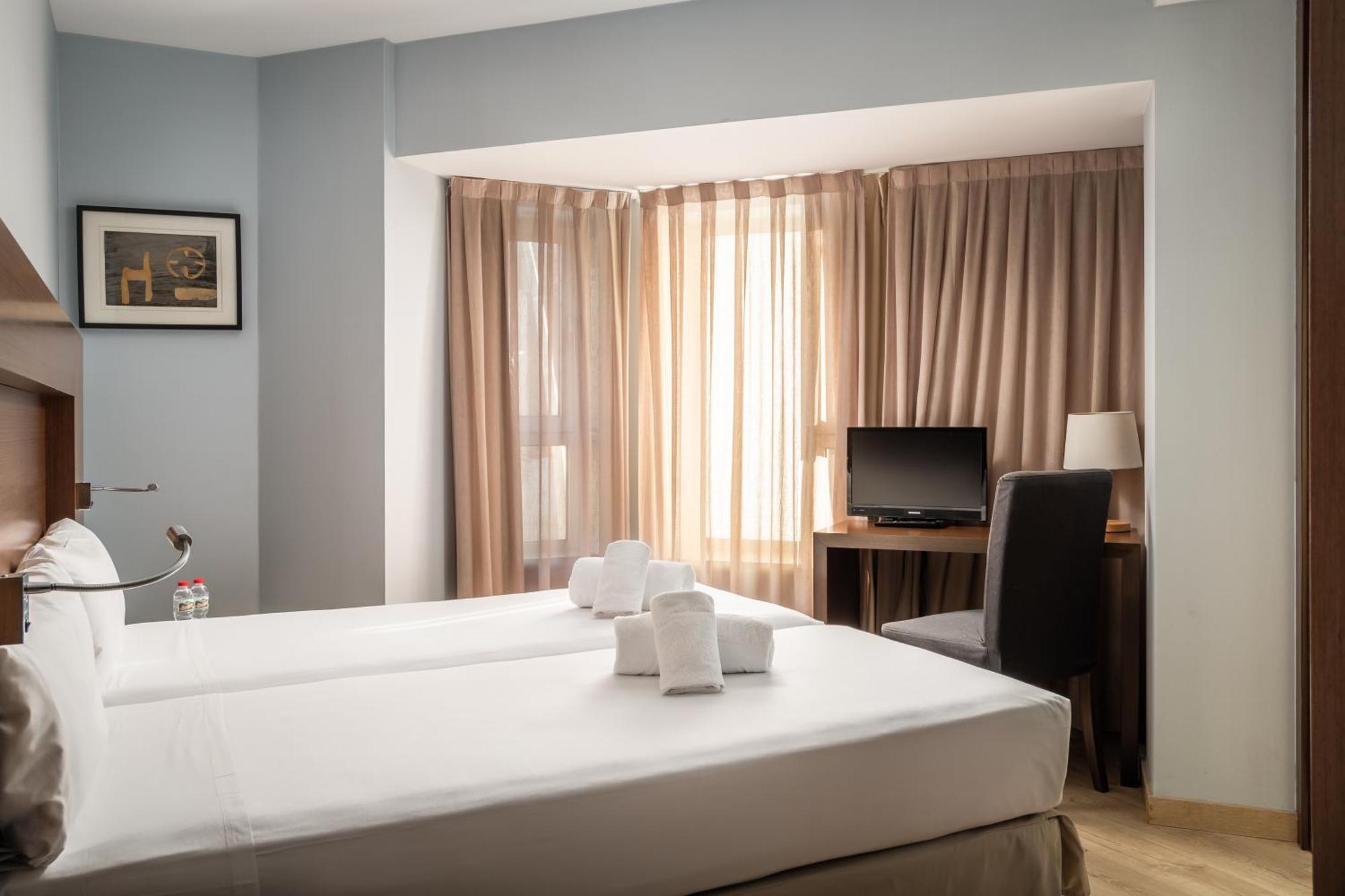 Hotel Madanis Liceo L'Hospitalet de Llobregat Bagian luar foto