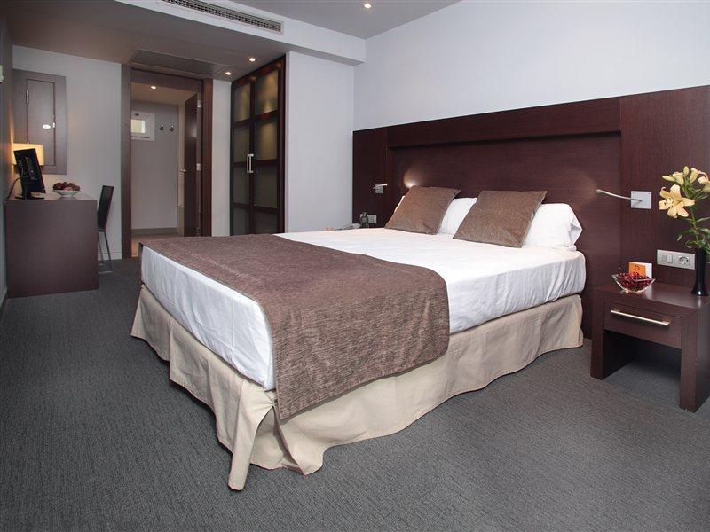 Hotel Madanis Liceo L'Hospitalet de Llobregat Bagian luar foto