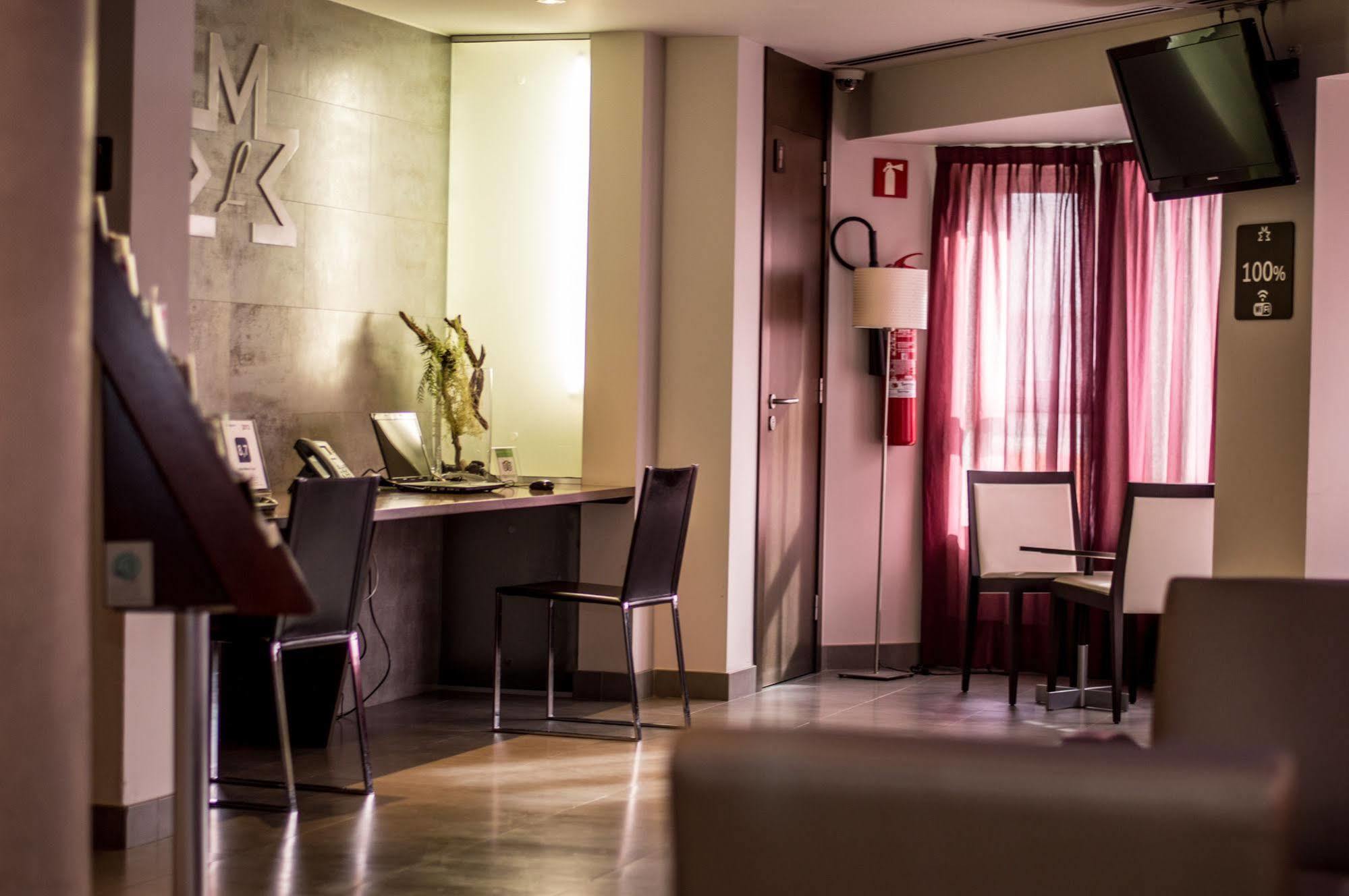 Hotel Madanis Liceo L'Hospitalet de Llobregat Bagian luar foto