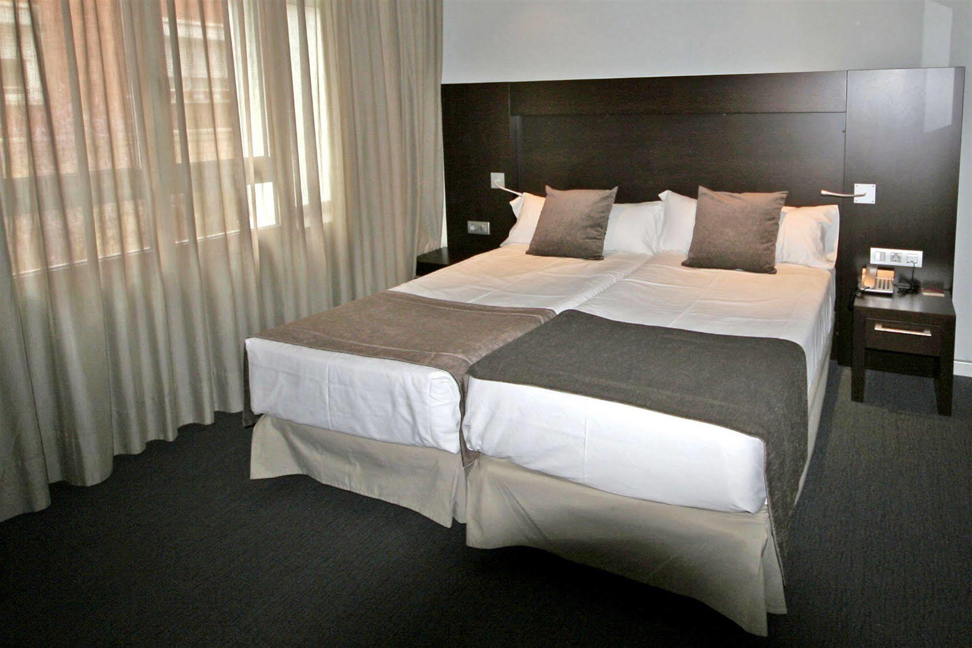 Hotel Madanis Liceo L'Hospitalet de Llobregat Bagian luar foto