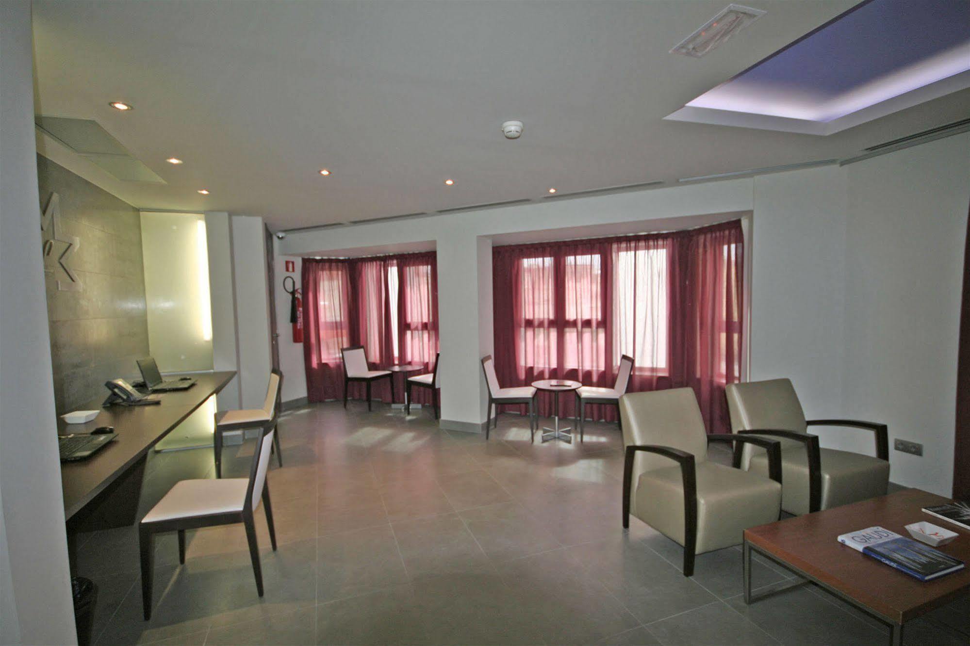 Hotel Madanis Liceo L'Hospitalet de Llobregat Bagian luar foto